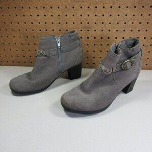 Clarks womens solid gray suede wedge lined booties 7 W  WIDE EUC